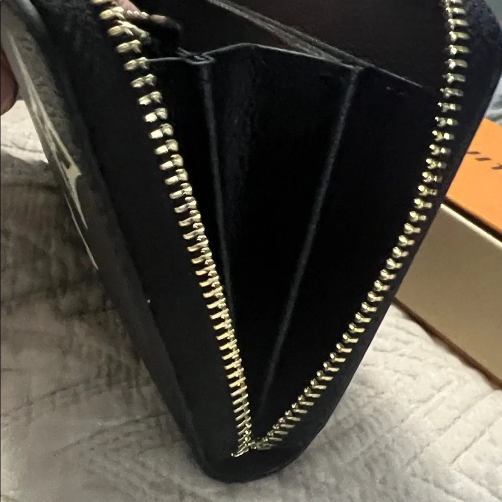 NIB Louis Vuitton Zippy Black Wallet with White Monogram Accents - Picture 4 of 16